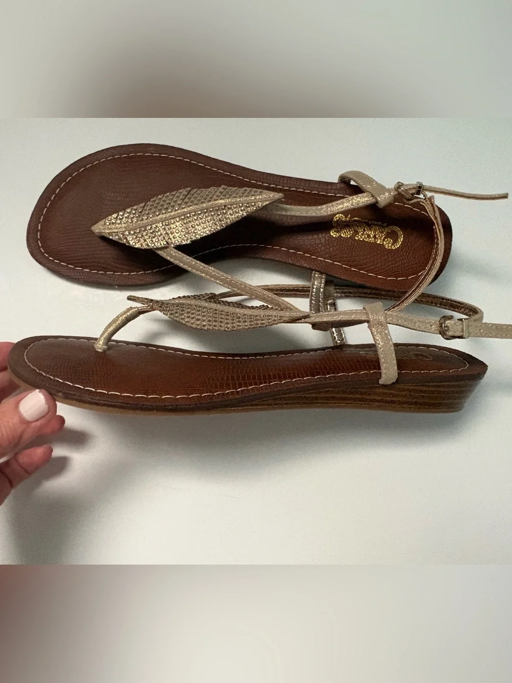 Carlos Santana Tandy thong sandals gold 7.5 M leaf/feather rhinestone boho